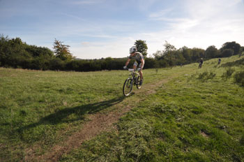 Biker springt beim Vulkanbike Marathon | Brockscheid Weinfelder Maar